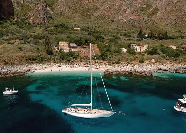 Giro in barca a vela nel Golfo di Castellammare