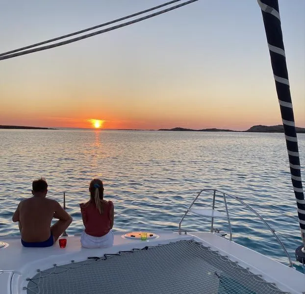 Aperitivo in catamarano all'Asinara da Stintino al tramonto