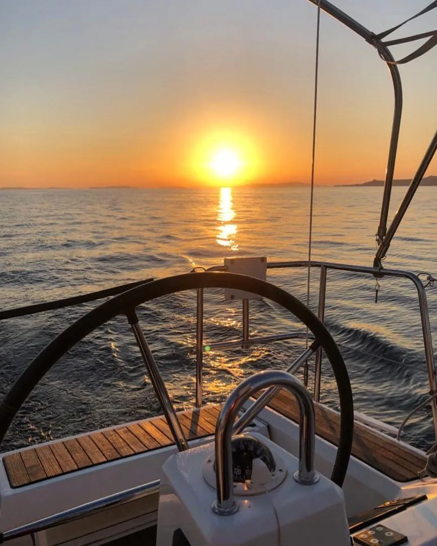 Aperitivo in catamarano all'Asinara da Stintino al tramonto