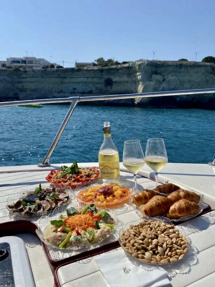 Escursione in barca di gruppo di 2h30 lungo la costa di San Foca