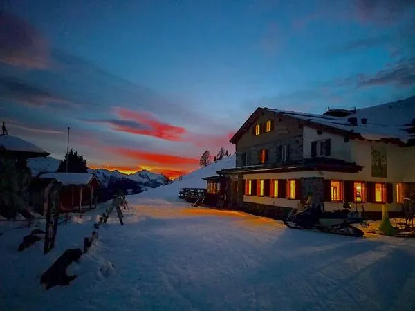 Cena in baita con trasporto in motoslitta in Val di Fiemme