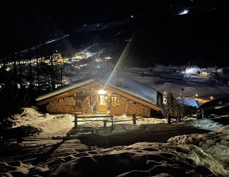 Cena in rifugio con trasporto in motoslitta a Livigno