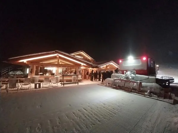 Cena in baita con gatto delle nevi a Canazei