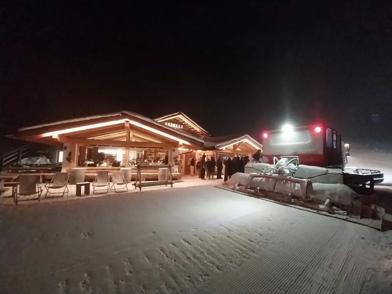 Cena in baita con gatto delle nevi a Canazei