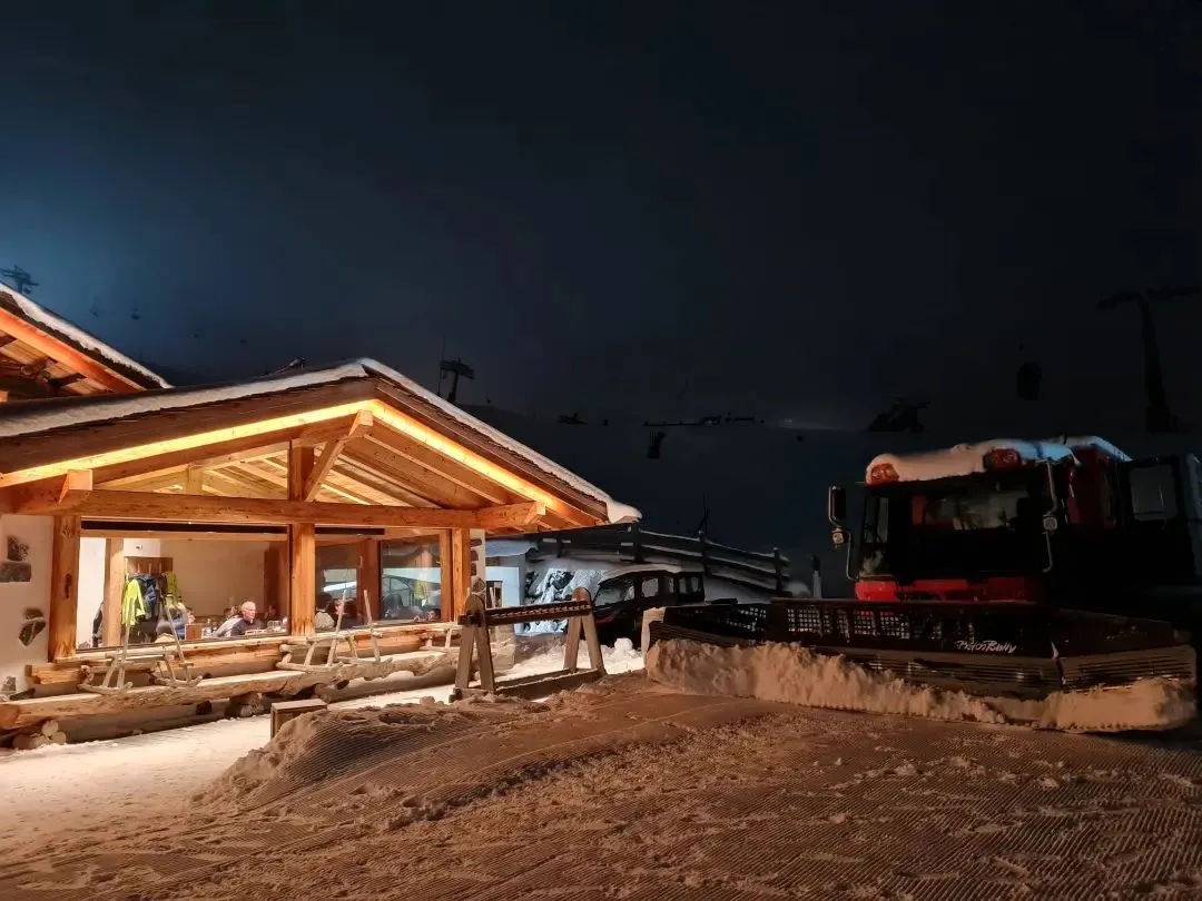 Cena in baita con gatto delle nevi a Canazei