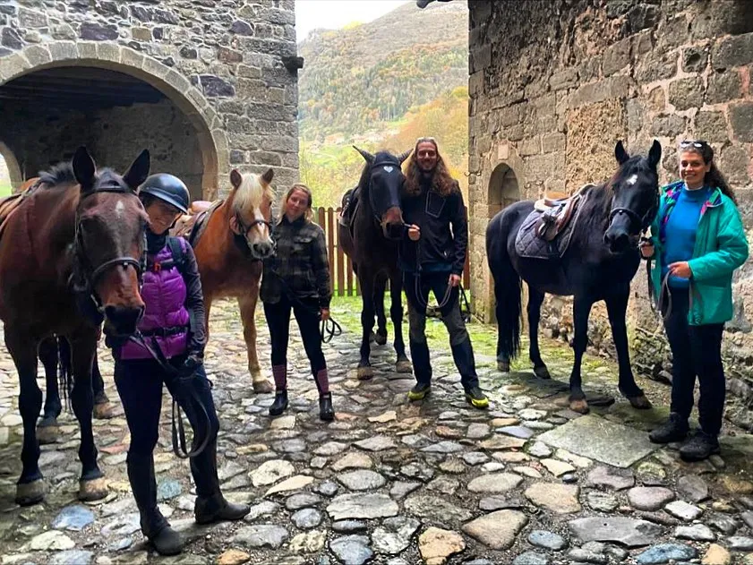 Passeggiata a cavallo in un borgo medievale della Val Brembana