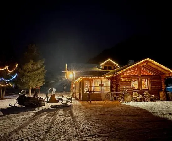 Cena in baita con trasporto in motoslitta in Val di Fassa