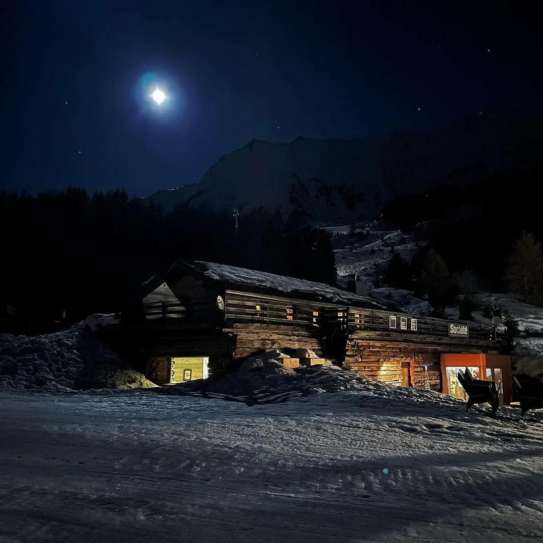 Cena in baita e trasporto con gatto delle nevi a Pila