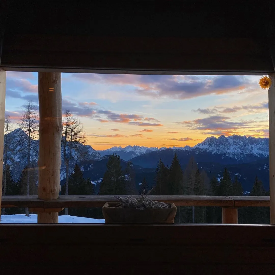 Cena in baita con trasporto in motoslitta in Val Comelico