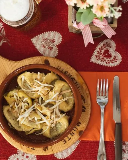 Pranzo in rifugio con motoslitta in Lessinia sul Monte Tomba
