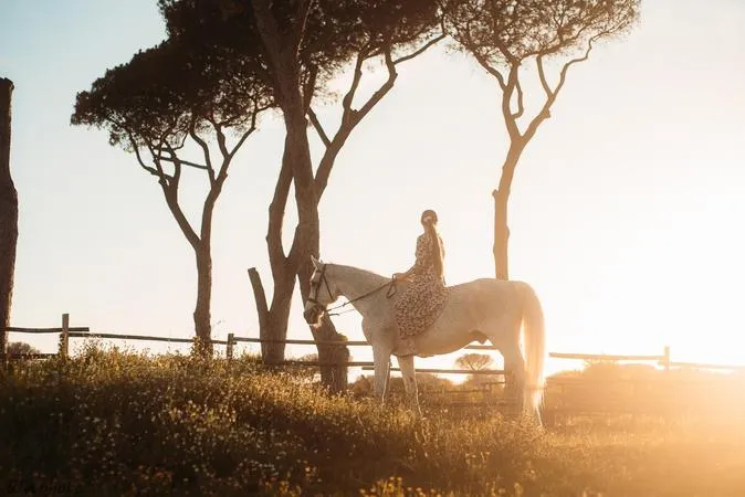 Passeggiata a cavallo a Castel Fusano tra pineta e mare
