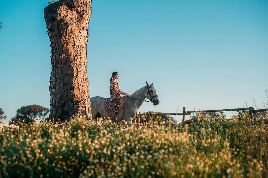 Passeggiata a cavallo a Castel Fusano tra pineta e mare