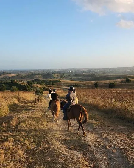 Passeggiata a cavallo in riva al Lago di Martignano