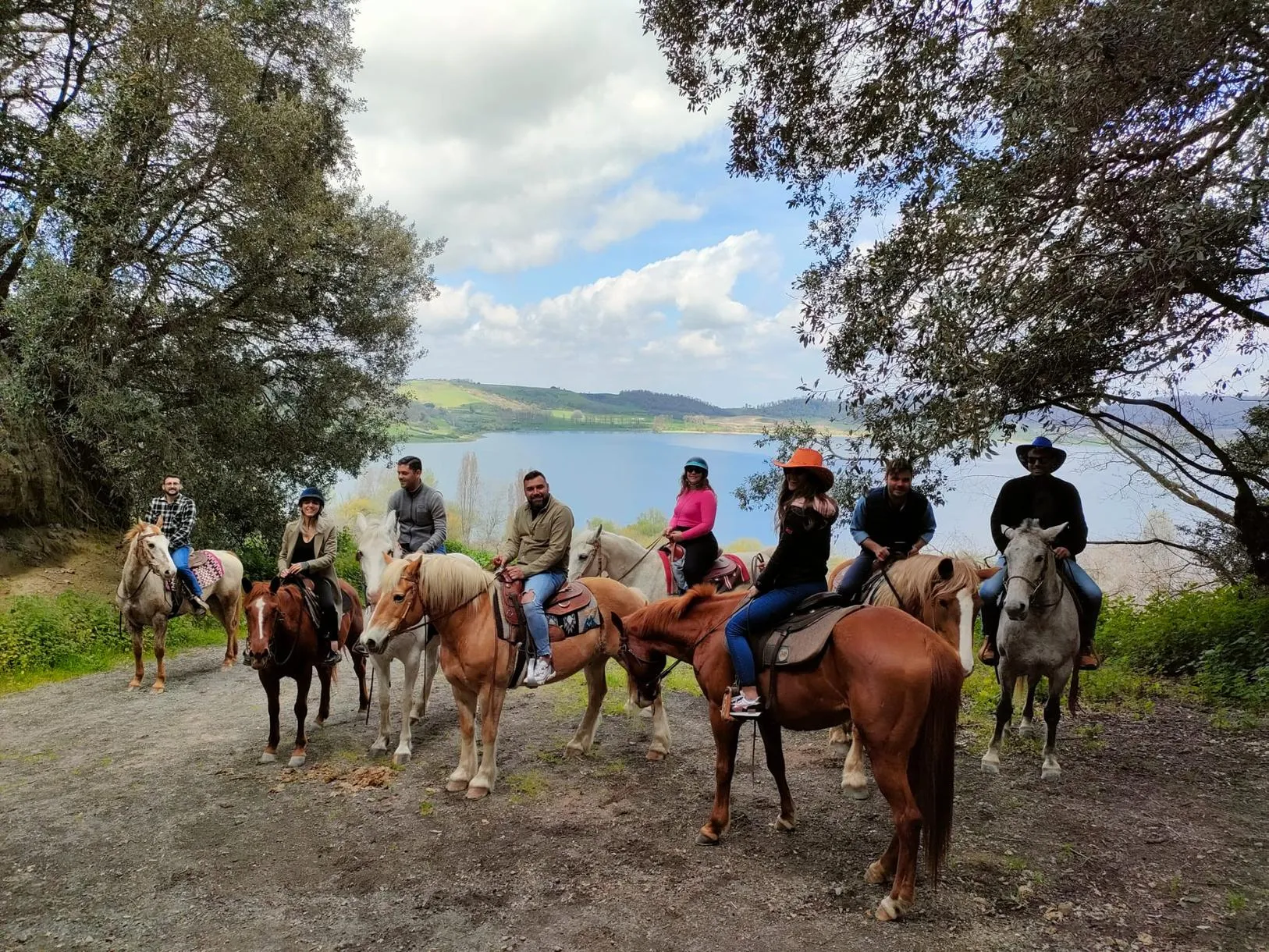 Passeggiata a cavallo in riva al Lago di Martignano