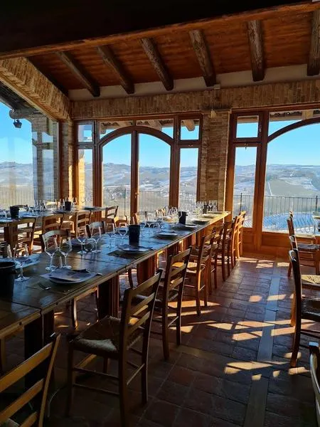 Pranzo con degustazione vini nelle Langhe a La Morra