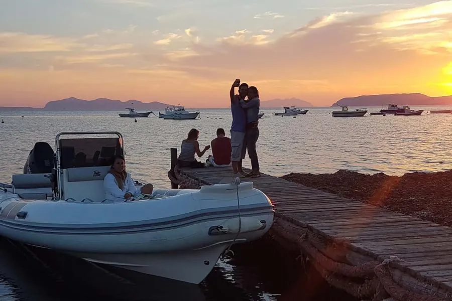 Aperitivo in barca allo Stagnone di Marsala al tramonto