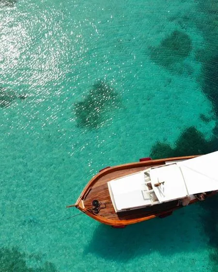 Gita in gozzo d'epoca nell'Arcipelago della Maddalena da Palau