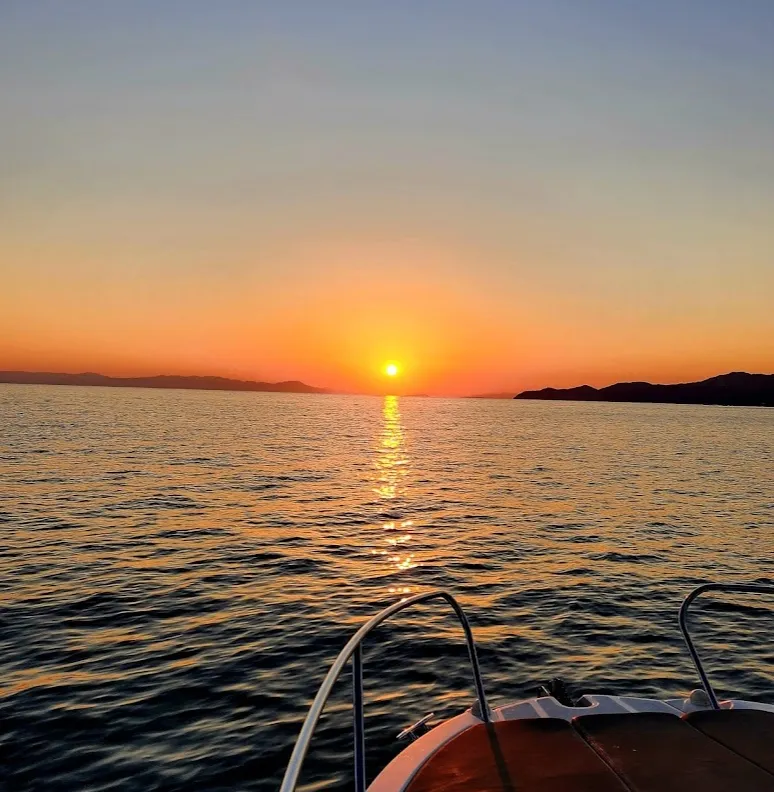 Aperitivo al tramonto in barca a Villasimius