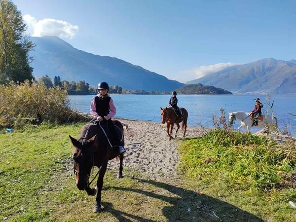 Passeggiata a Cavallo in riva al lago di Como da Colico