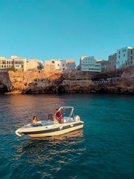 Gita in barca con skipper alle grotte di Polignano a Mare con aperitivo tipico