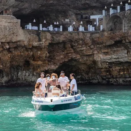 Gita in barca con skipper alle grotte di Polignano a Mare con aperitivo tipico