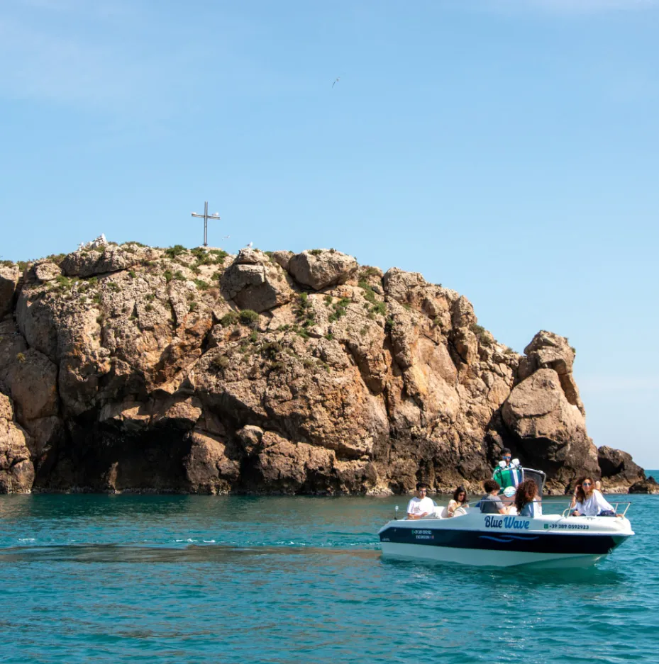 Gita in barca con skipper alle grotte di Polignano a Mare con aperitivo tipico