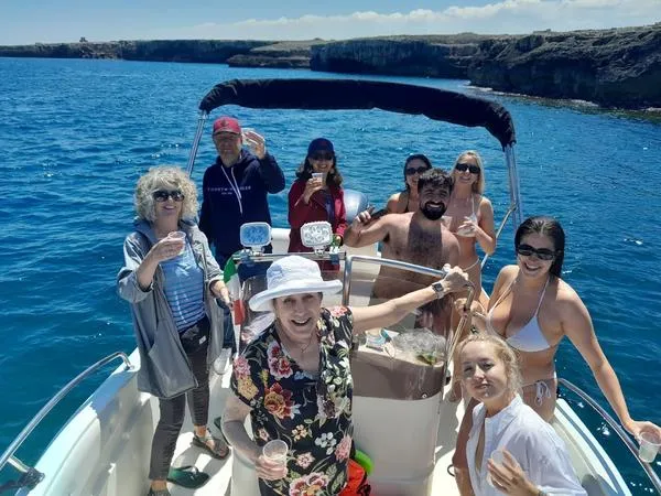 Escursione in gozzo in legno di gruppo da Monopoli a Polignano a Mare