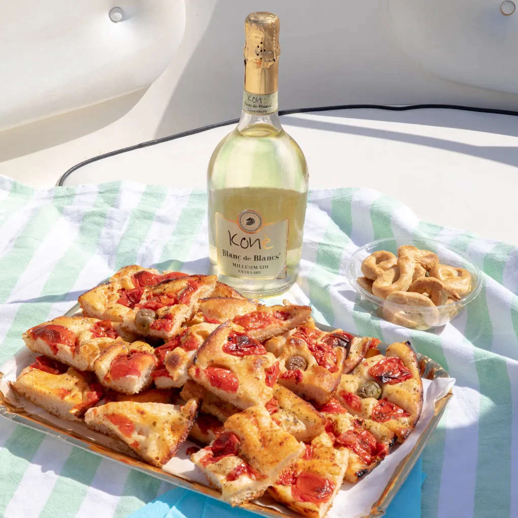 Escursione in gozzo in legno di gruppo da Monopoli a Polignano a Mare