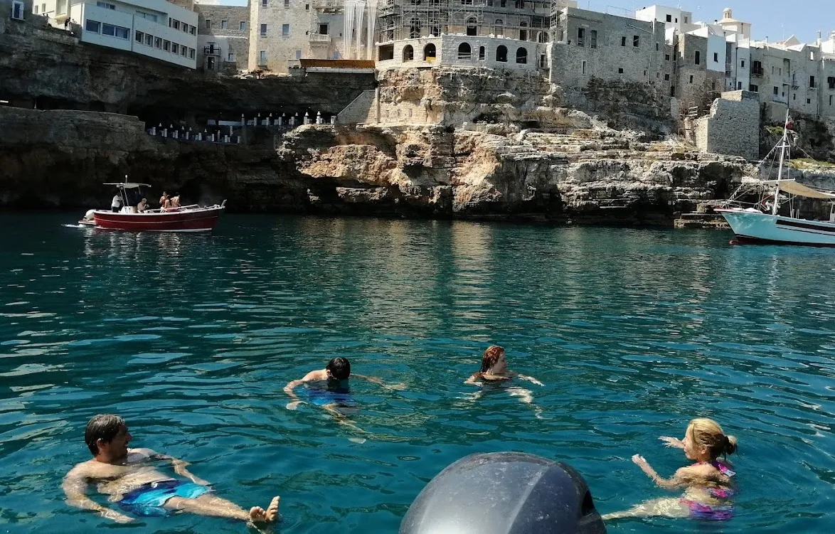 Escursione di 1h30min con sosta bagno lungo la costa di Polignano a Mare