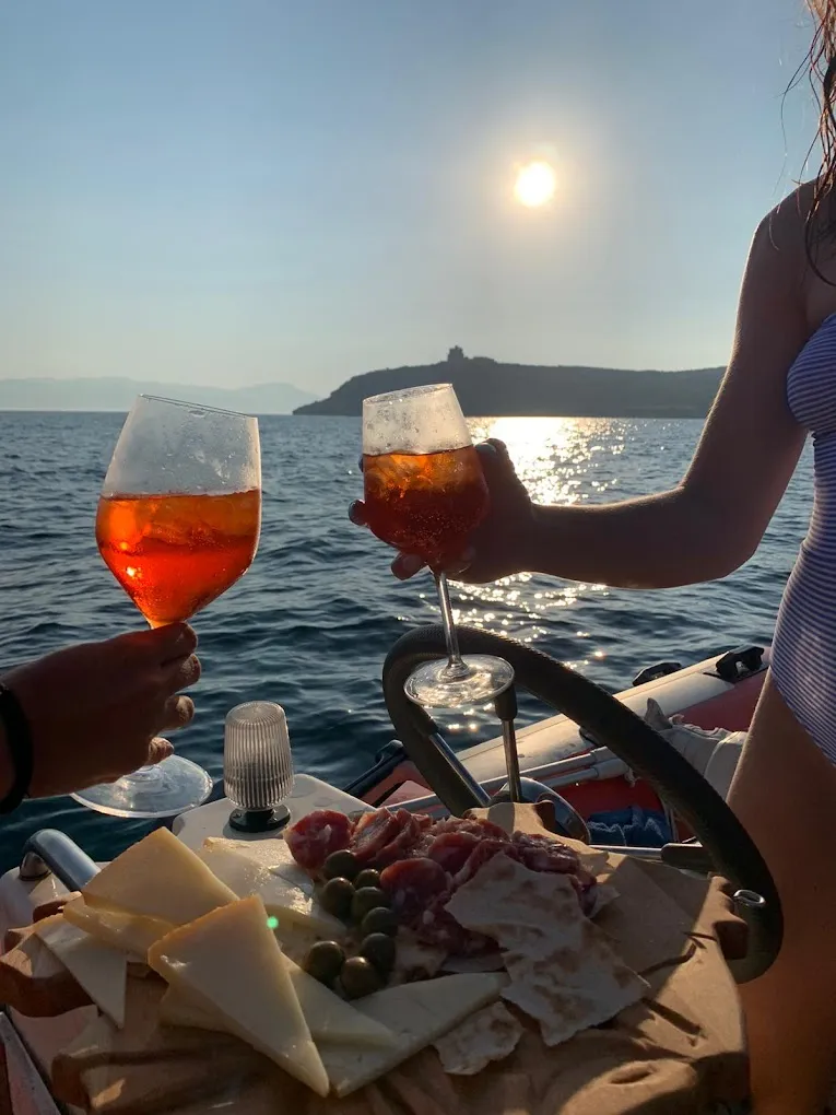 Aperitivo in barca al tramonto alla Sella del Diavolo a Cagliari