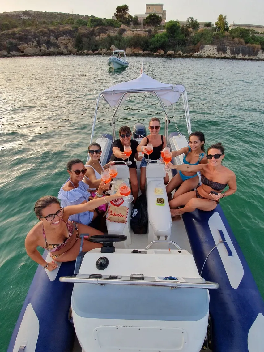 Aperitivo in barca al tramonto alla Sella del Diavolo a Cagliari