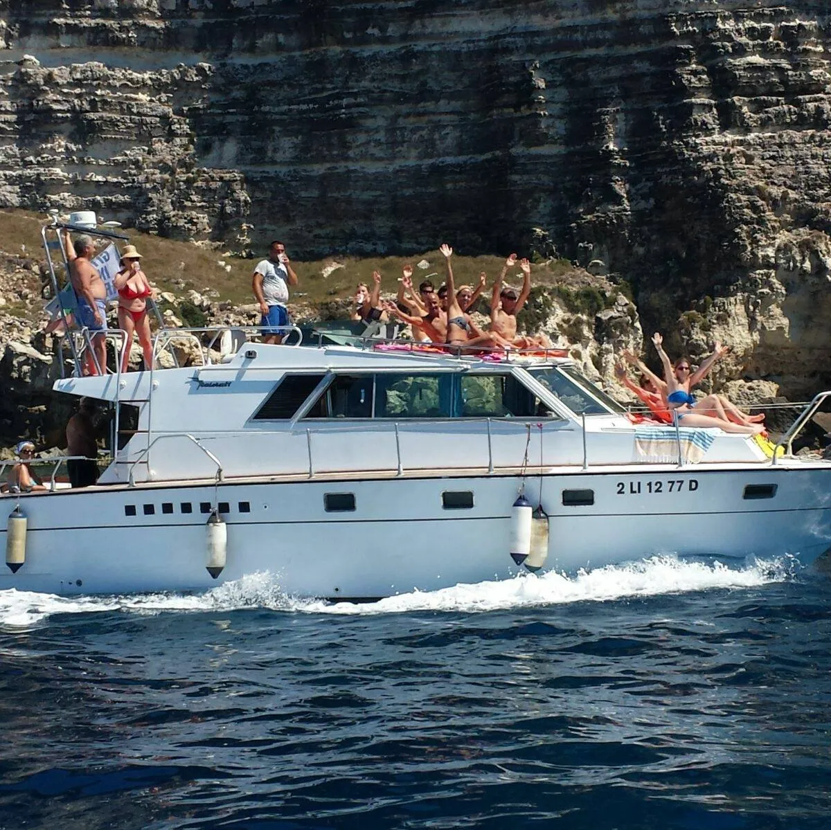 Giornata in barca di gruppo a Lampedusa con pranzo a bordo