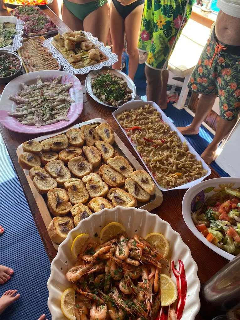 Giornata in barca di gruppo a Lampedusa con pranzo a bordo