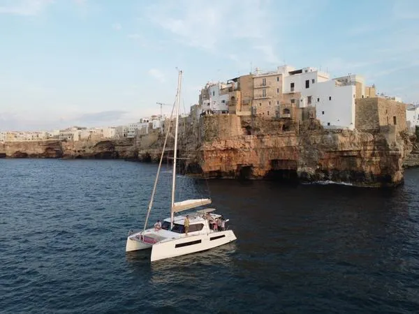 Escursione in catamarano con aperitivo a Polignano a Mare da Cala Ponte Marina