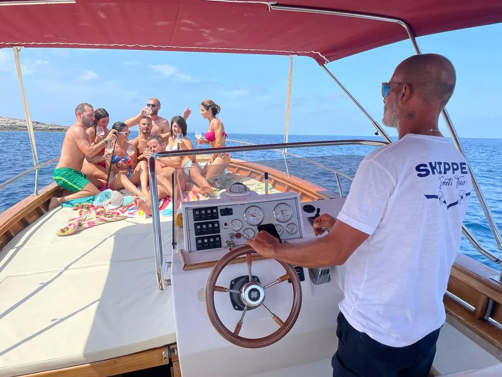 Giornata in gozzo sorrentino dall'Isola di San Domino con snorkeling