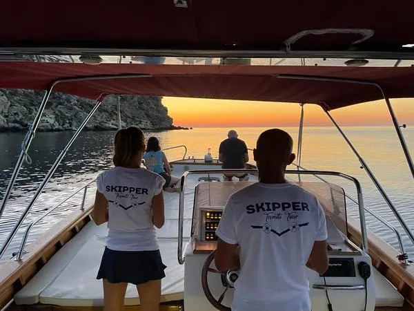 Aperitivo al tramonto in barca alle Isole Tremiti