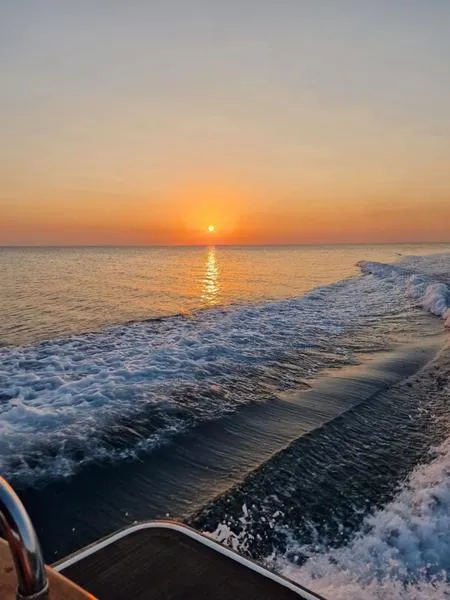 Aperitivo al tramonto in barca alle Isole Tremiti