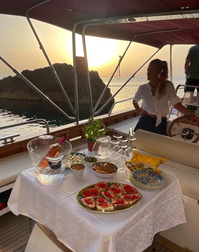 Aperitivo al tramonto in barca alle Isole Tremiti