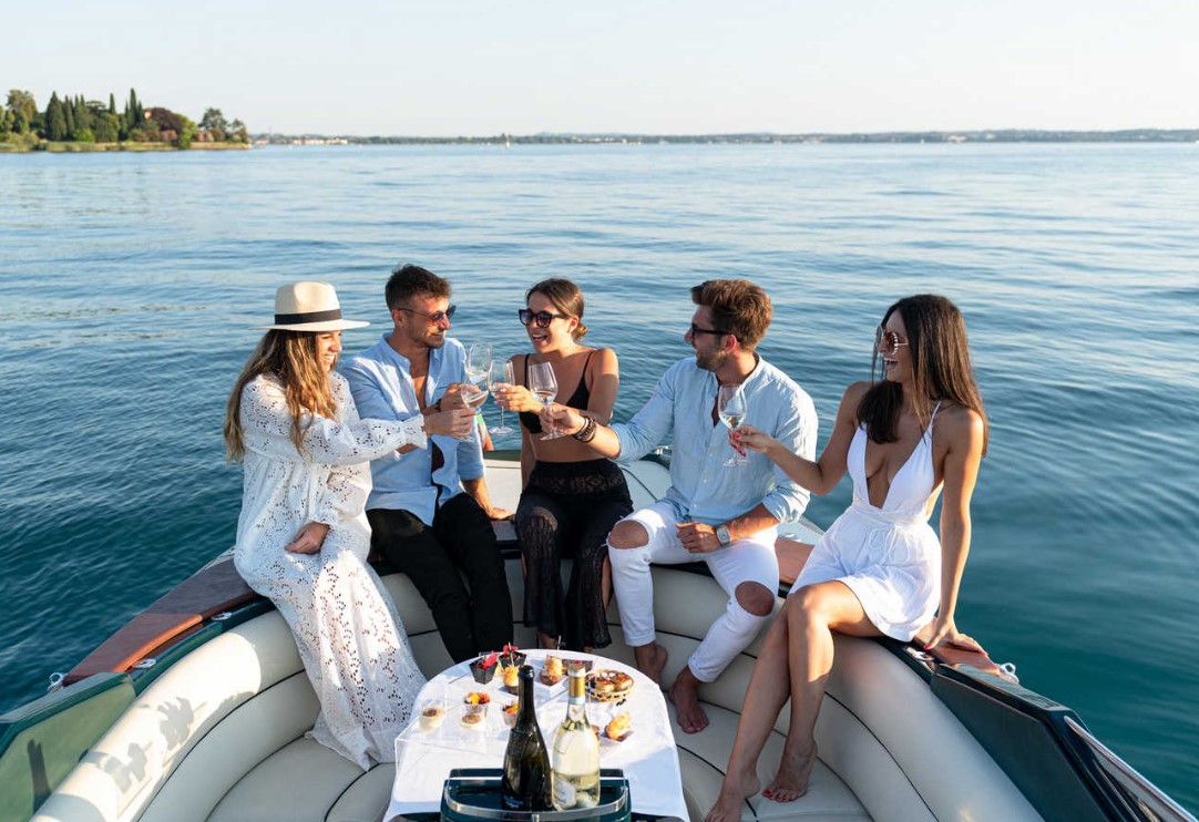 Aperitivo in Barca al Lago di Garda: gli 8 migliori